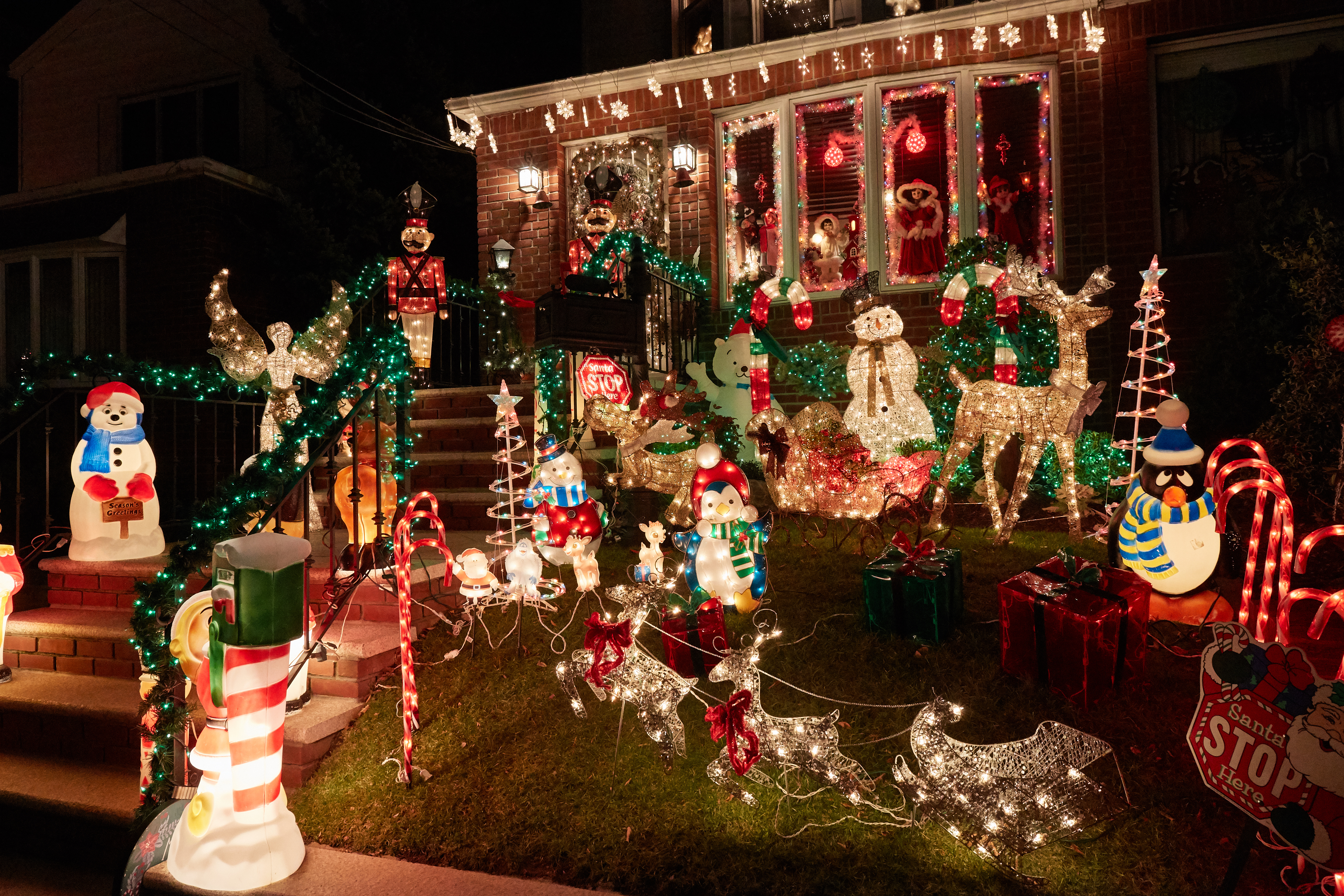 How To Create HOA Rules for Holiday Decorations